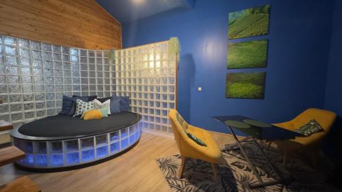 Saint-Martial-sur-Ne Bed & Breakfast | chambre AZZURO avec jacuzzi lit rond et jardin avec piscine