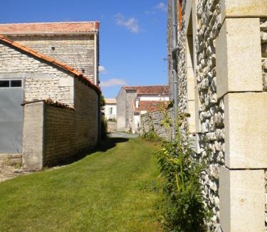 Blanzac les Matha Bed & Breakfast | Chambre d'hôte Au col de Cygne