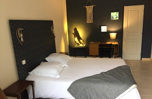 Montils House | Chambre D'hôtes: Fins Bois Piscine, Ludothèque, Rétrogaming
