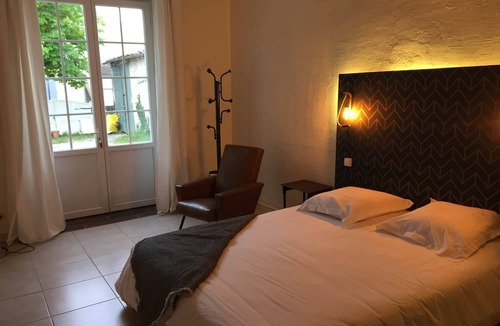 Montils House | Chambre D'hôtes: Fins Bois Piscine, Ludothèque, Rétrogaming