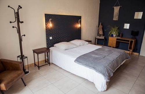 Montils House | Chambre D'hôtes: Fins Bois Piscine, Ludothèque, Rétrogaming