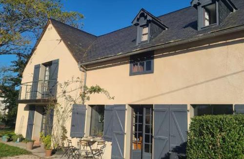 Bernac-Debat Bed & Breakfast | Chambre dans grande maison au calme face aux Pyrénées avec salle d'eau et WC privatifs