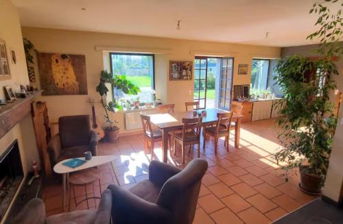 Bernac-Debat Bed & Breakfast | Chambre dans grande maison au calme face aux Pyrénées avec salle d'eau et WC privatifs