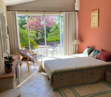 Le Plan-de-Grasse House | Chambre de charme climatisée, avec piscine