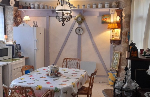 Carennac Bed & Breakfast | chambre et son patio au jardin pour 18 m 2- cuisine+ SdB, dans la maison -