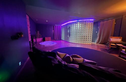 Saint-Martial-sur-Ne Bed & Breakfast | chambre IGNAZIO avec jaccuzi lit rond et jardin avec piscine