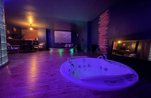 Saint-Martial-sur-Ne Bed & Breakfast | chambre IGNAZIO avec jaccuzi lit rond et jardin avec piscine
