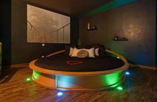 Saint-Martial-sur-Ne Bed & Breakfast | chambre IGNAZIO avec jaccuzi lit rond et jardin avec piscine