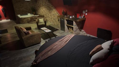 Saint-Martial-sur-Ne Bed & Breakfast | chambre INNAMORATO avec jacuzzi lit rond et jardin avec piscine