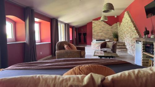 Saint-Martial-sur-Ne Bed & Breakfast | chambre INNAMORATO avec jacuzzi lit rond et jardin avec piscine