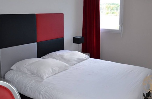 Lahonce Hotel | Chambre Moderne à Bayonne! Wi-FI + Parking Inclus!
