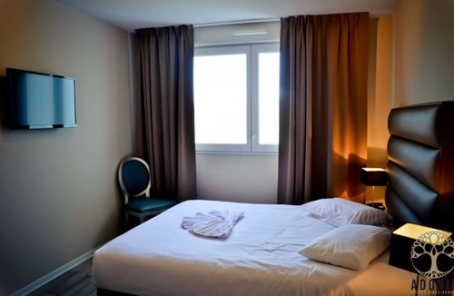 Lahonce Hotel | Chambre Moderne à Bayonne! Wi-FI + Parking Inclus!