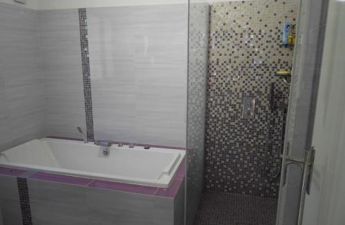 Roquefort-les-Pins Bed & Breakfast | CHAMBRE PARENTALE 1