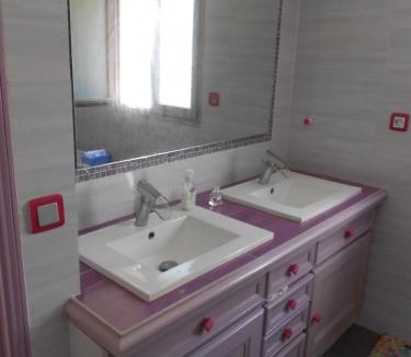 Roquefort-les-Pins Bed & Breakfast | CHAMBRE PARENTALE 1