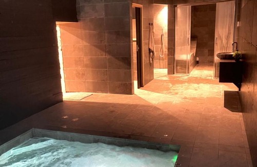 Saint-Martial-sur-Ne Bed & Breakfast | Chambre TESORO avec piscine spa hammam et jardin avec piscine
