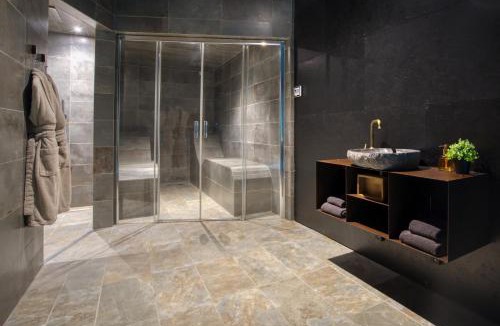 Saint-Martial-sur-Ne Bed & Breakfast | Chambre TESORO avec piscine spa hammam et jardin avec piscine
