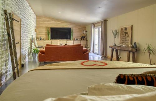 Saint-Martial-sur-Ne Bed & Breakfast | Chambre TESORO avec piscine spa hammam et jardin avec piscine