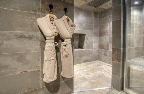 Saint-Martial-sur-Ne Bed & Breakfast | Chambre TESORO avec piscine spa hammam et jardin avec piscine