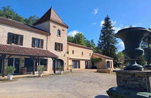 Blanquefort-sur-Briolance House | Charming Vacation Rental in the Périgord Noir. The perfect location for exploring the Southwest.