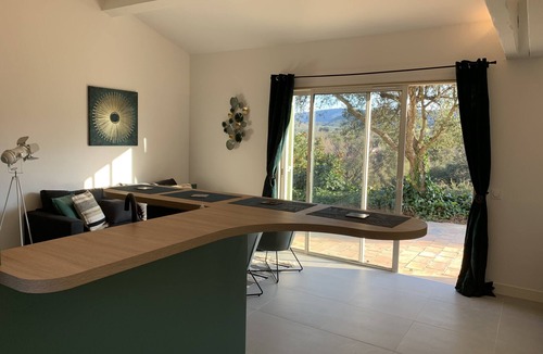 Cogolin Apartment | Charmant Appartement T2 à Louer au Coeur des Vignes