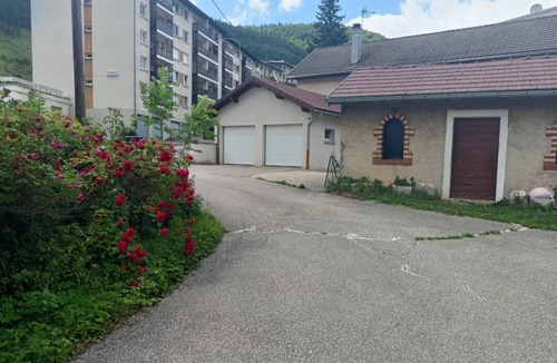 Morez Apartment | Charmant et Chaleureux F4 en RDC Avec sa Terrasse Privée