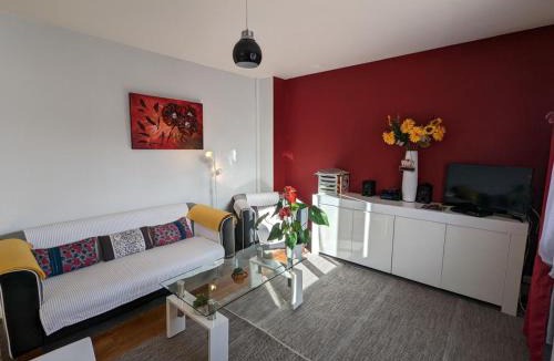 Barbezieux-Saint-Hilaire Apartment | Charmant appartement avec terrasse et jardin, idéal pour 4 personnes, à Barbezieux - FR-1-653-196