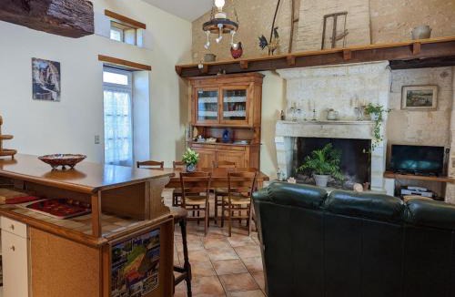 Bellon House | Charmant gîte en pierre à Bellon avec jardin, cheminée et internet - FR-1-653-116
