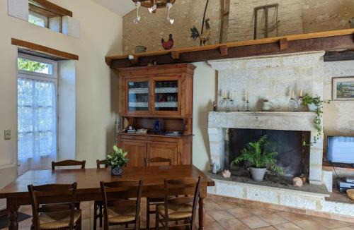 Bellon House | Charmant gîte en pierre à Bellon avec jardin, cheminée et internet - FR-1-653-116