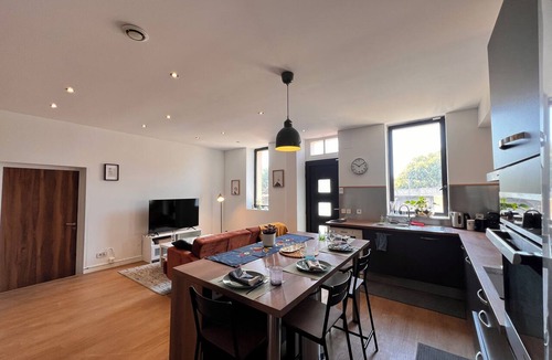La Pomme House | Charming, air-conditioned house near the highway and public transportation
