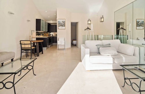 Old Town Apartment | Charming apartment - 1BR- Saint-Tropez