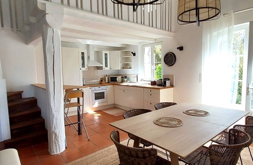 Civrac-de-Blaye Cottage | Charming Cottage for 2–4 Guests, in a Park with Swimming Pool