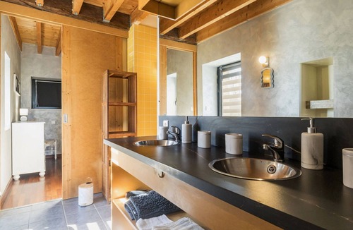 Pannece Cottage | Charming Cottage with Fireplace and Spa