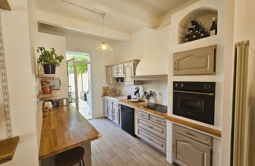 Saint-Mandrier-sur-Mer House | Charming house, 150 m from the sea, swimming pool, air conditioning, Wi-Fi
