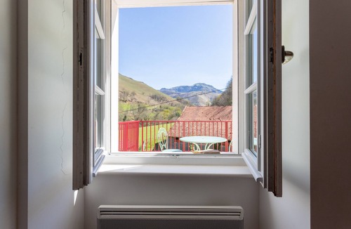 Esterencuby Apartment | Charming Little Yaitua with Mountain View, Private Terrace and Wi-Fi