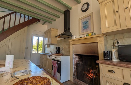 Parpecay Cottage | Charming Mill Retreat in Berry: Riverfront, Sleeps 12, Near Castles & Zoo