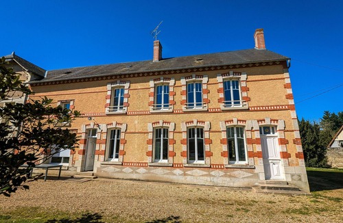 Parpecay Cottage | Charming Mill Retreat in Berry: Riverfront, Sleeps 12, Near Castles & Zoo