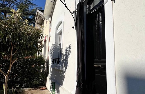 Bergerac House | Charming townhouse for visiting the town of Cyrano and Roxanne.
