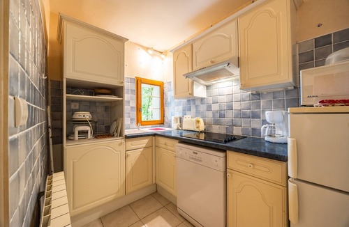 Daignac House | Château de Curton Cottage with Private Garden and Wi-Fi in Daignac