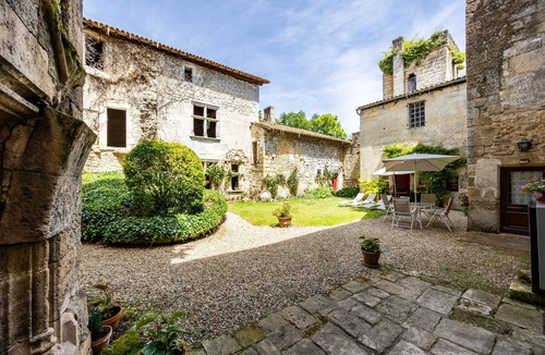 Daignac House | Château de Curton Cottage with Private Garden and Wi-Fi in Daignac