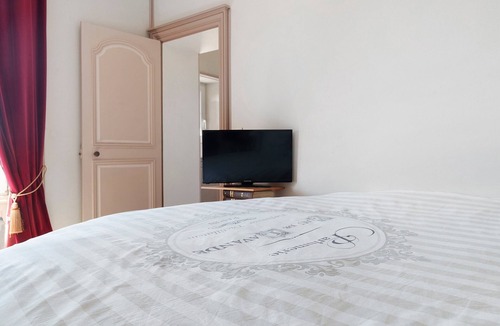Saint-Mars-du-Desert Bed & Breakfast | Château du Perray - Queen Room - Round Bed with Shared Pool