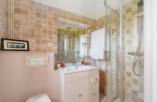 Saint-Mars-du-Desert Bed & Breakfast | Château du Perray - Queen Room - Round Bed with Shared Pool