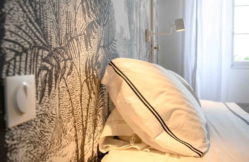 Blasimon Bed & Breakfast | Château Haut Cazevert Guesthouse with Pool, Wi-Fi, and Air Conditioning
