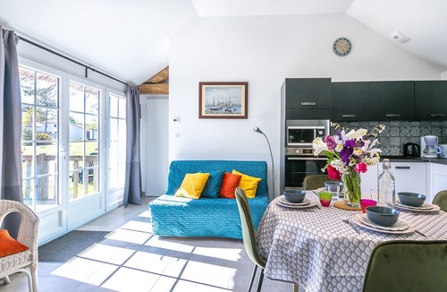 Le Fenouiller Cottage | Château Trompette Cottage with Private Terrace, Garden, Air Conditioning and Wi-Fi