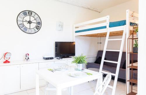 Antibes Old Town Apartment | Chez Dominique - Studio 2-4pers centre Antibes Fourmilliere 1er