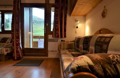 Les Bruyeres Apartment | Classic studio for 4 with ski slope view, pets allowed