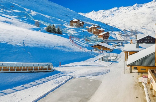 Les Bruyeres Apartment | Classic studio for 4 with ski slope view, pets allowed