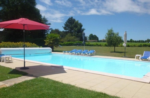 Chenac-Saint-Seurin-d'Uzet House | Comfortable gîte for 4 people with swimming pool, large garden - 15 km from the sea