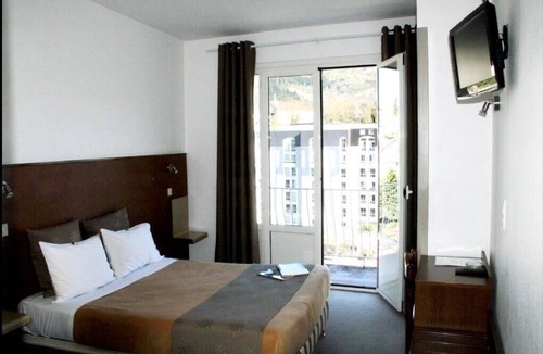 Lourdes Hotel | Comfort Stay! Peaceful Retreat near Gazost! Parking, Onsite Restaurant!