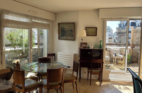 15th Arrondissement Apartment | Comfortable 2 bed top floor apartment. Air conditioning. Paris 15 e.