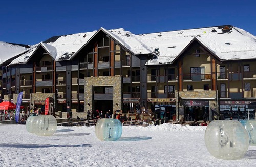 Peyragudes Apartment | Comfortable 2BR for 6, slopeside, parking, free Spassio access